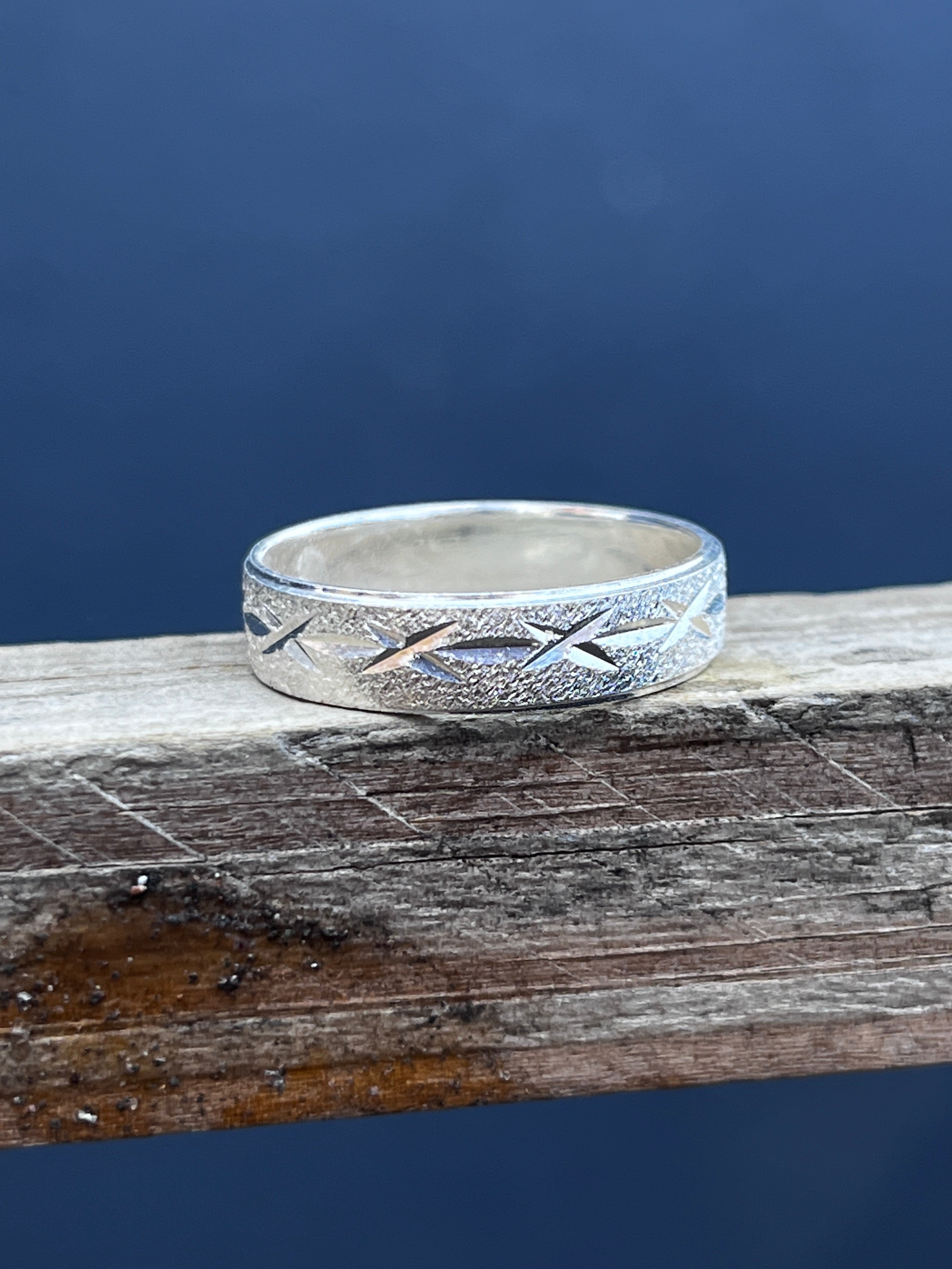 Anillo de Alianza de Plata 9.25, con detalles.