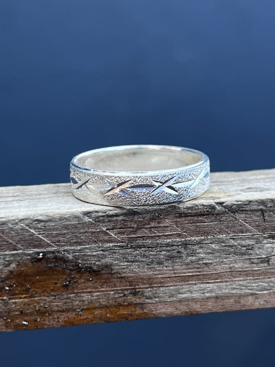 Anillo de Alianza de Plata 9.25, con detalles.