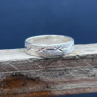 Anillo de Alianza de Plata 9.25, con detalles.