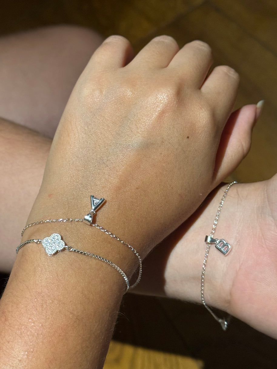 Pulsera Forzatina Alargada con Dije de Letra – Plata 925
