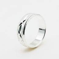 Anillo de Alianza de Plata 9.25, con detalles.